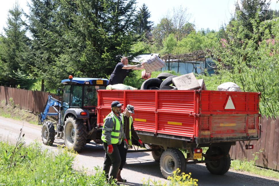 Un bărbat din Bacău a adunat gunoi 40 de ani. Acum, primăria îi face curat cu ordin judecătoresc: a scos deja 20 de TIR-uri de deșeuri 1070277
