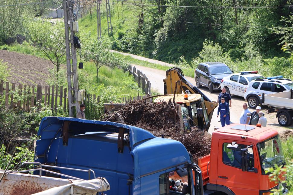 Un bărbat din Bacău a adunat gunoi 40 de ani. Acum, primăria îi face curat cu ordin judecătoresc: a scos deja 20 de TIR-uri de deșeuri 1070278