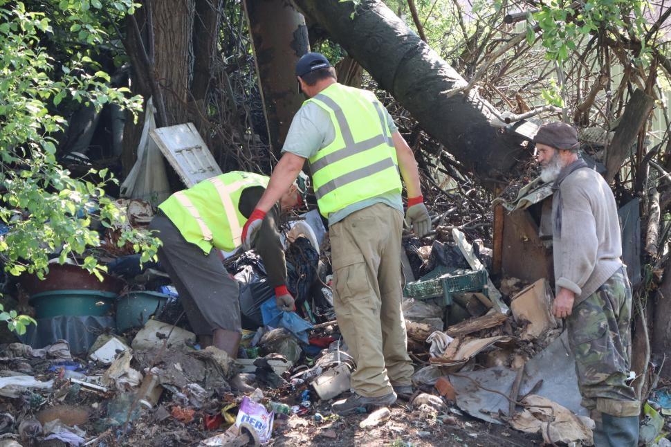 Un bărbat din Bacău a adunat gunoi 40 de ani. Acum, primăria îi face curat cu ordin judecătoresc: a scos deja 20 de TIR-uri de deșeuri 1070279