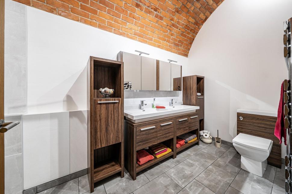 Un fost rezervor de apă a fost transformat într-o casă cu interior spectaculos. Se vinde cu un preț complet neașteptat 1070028