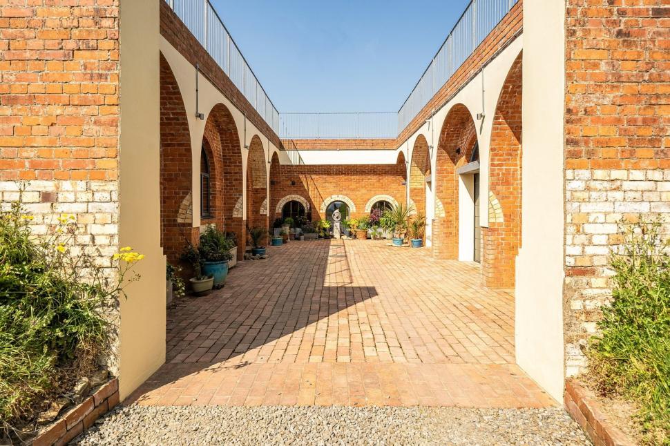 Un fost rezervor de apă a fost transformat într-o casă cu interior spectaculos. Se vinde cu un preț complet neașteptat 1070041