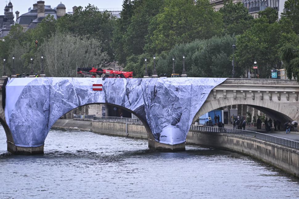 “Banksy al Franței” învelește cel mai vechi pod din Paris într-o peșteră gonflabilă: “Telefoanele au devenit peșterile noastre astăzi” 1070582