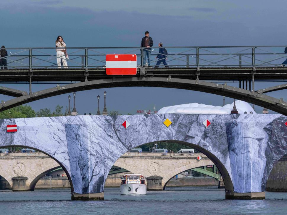“Banksy al Franței” învelește cel mai vechi pod din Paris într-o peșteră gonflabilă: “Telefoanele au devenit peșterile noastre astăzi” 1070583