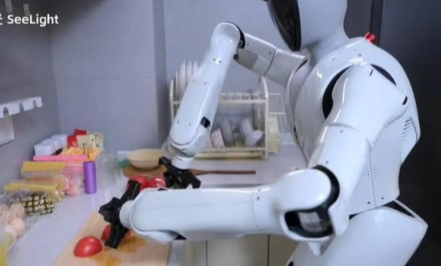 Roboții umanoizi care fac ouă ochiuri, spală rufe și fac curat în casă sunt deja în teste. China a dezvoltat mai multe modele 1070521