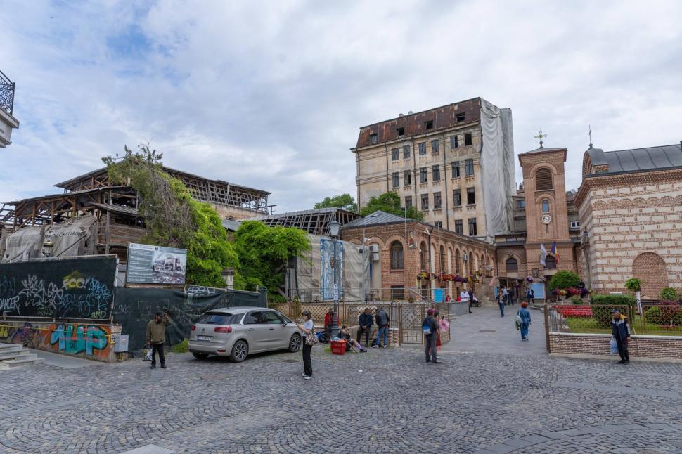 Curtea Domnească din Bucureşti a ajuns în paragină. Ciucu anunţă că vrea s-o restaureze: Plouă în interior şi e plină de buruieni 1070622