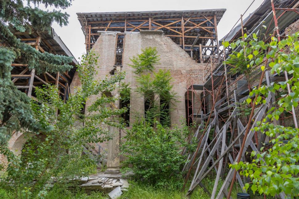 Curtea Domnească din Bucureşti a ajuns în paragină. Ciucu anunţă că vrea s-o restaureze: Plouă în interior şi e plină de buruieni 1070624