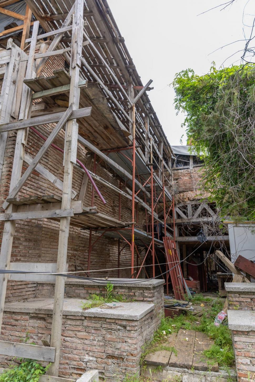 Curtea Domnească din Bucureşti a ajuns în paragină. Ciucu anunţă că vrea s-o restaureze: Plouă în interior şi e plină de buruieni 1070625