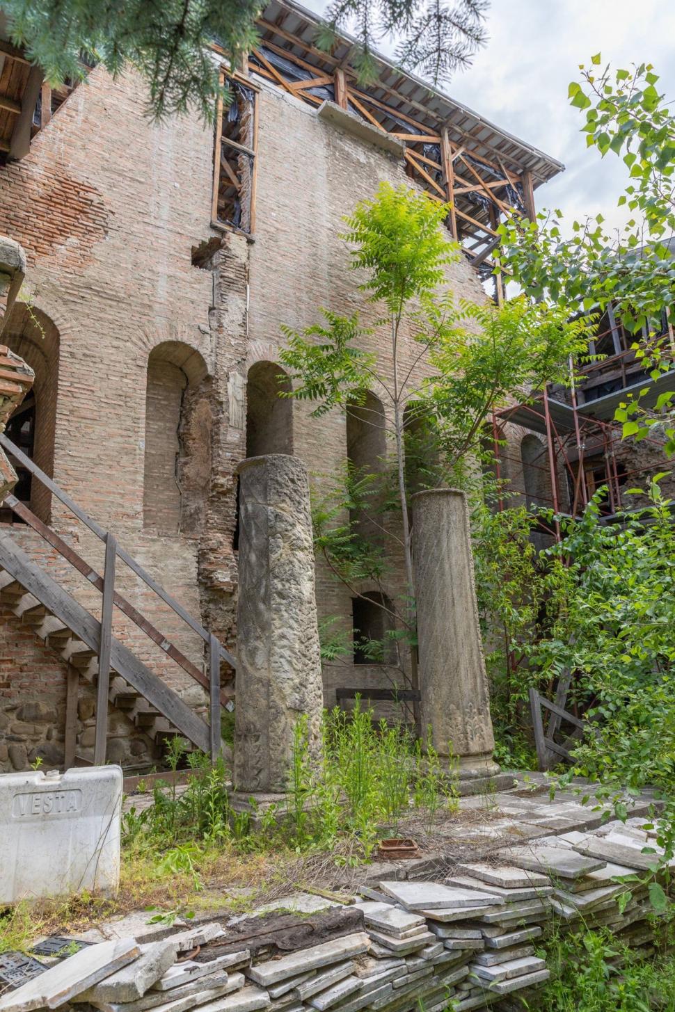Curtea Domnească din Bucureşti a ajuns în paragină. Ciucu anunţă că vrea s-o restaureze: Plouă în interior şi e plină de buruieni 1070626