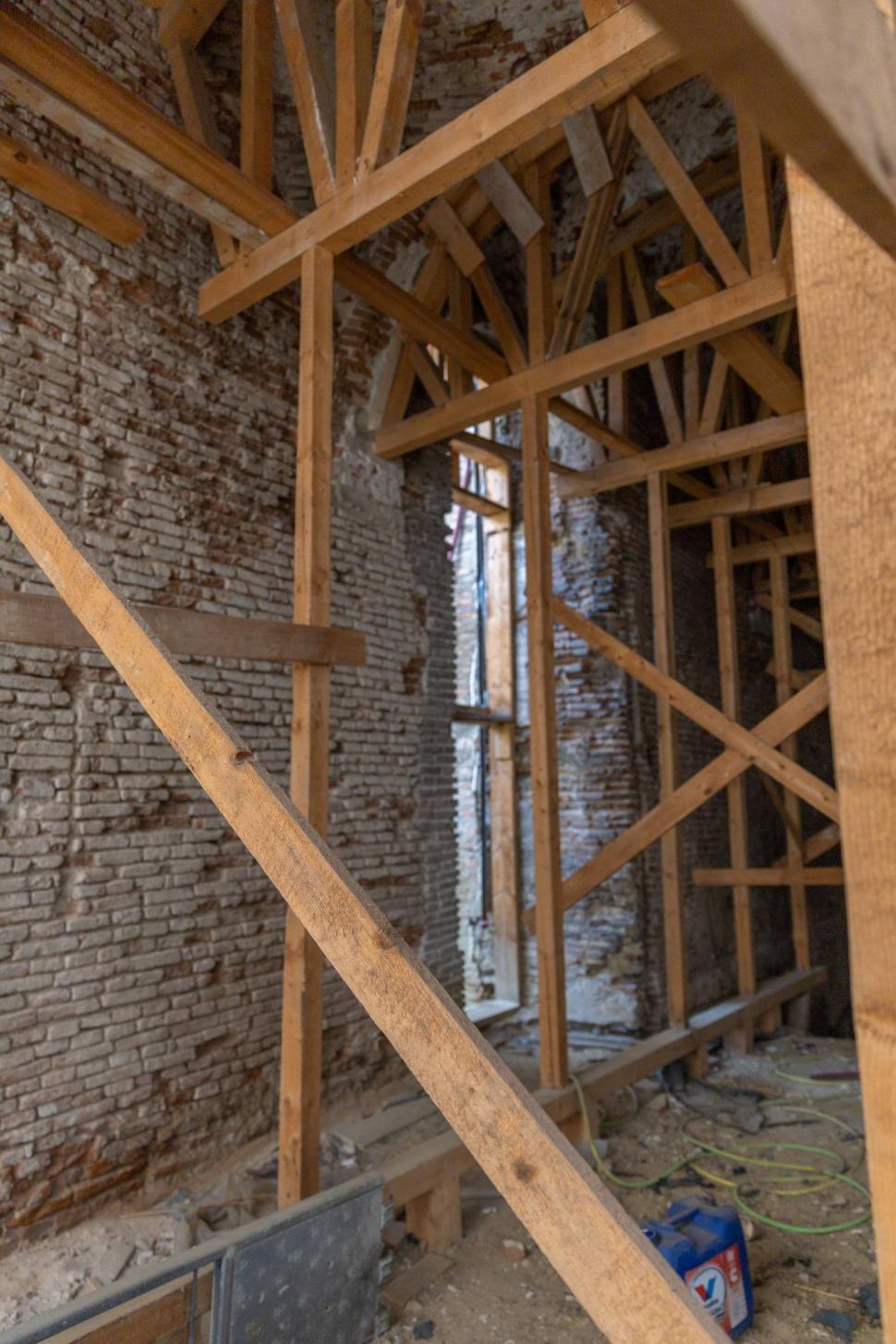 Curtea Domnească din Bucureşti a ajuns în paragină. Ciucu anunţă că vrea s-o restaureze: Plouă în interior şi e plină de buruieni 1070627