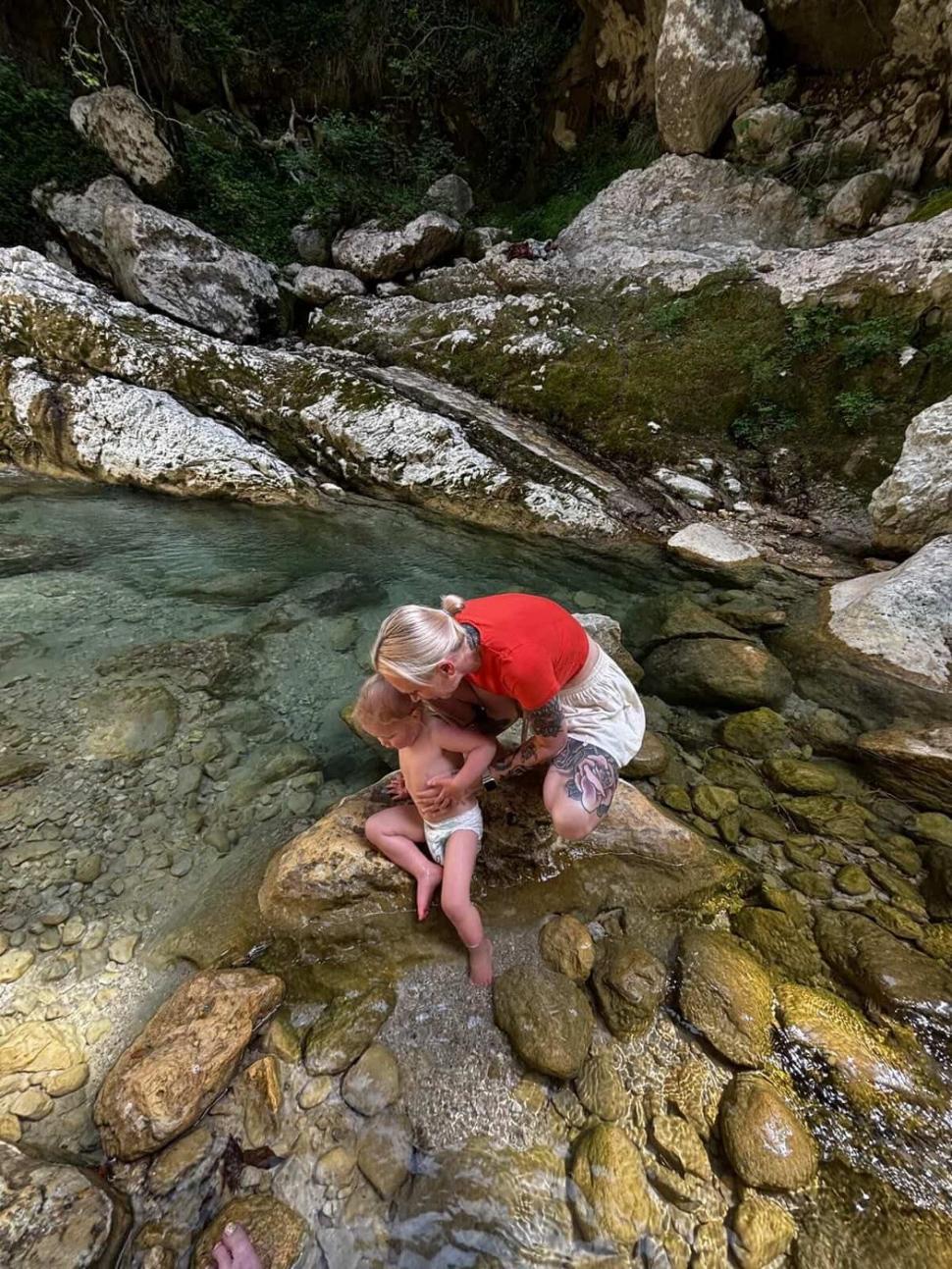 Doi soți au lăsat viața de oraș și s-au mutat într-un sat de pe insula grecească Lefkada: „Cheltuim mai puțin și trăim mult mai bine” 1070791