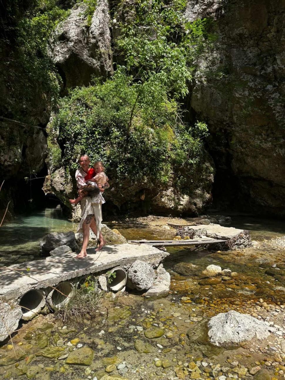 Doi soți au lăsat viața de oraș și s-au mutat într-un sat de pe insula grecească Lefkada: „Cheltuim mai puțin și trăim mult mai bine” 1070792