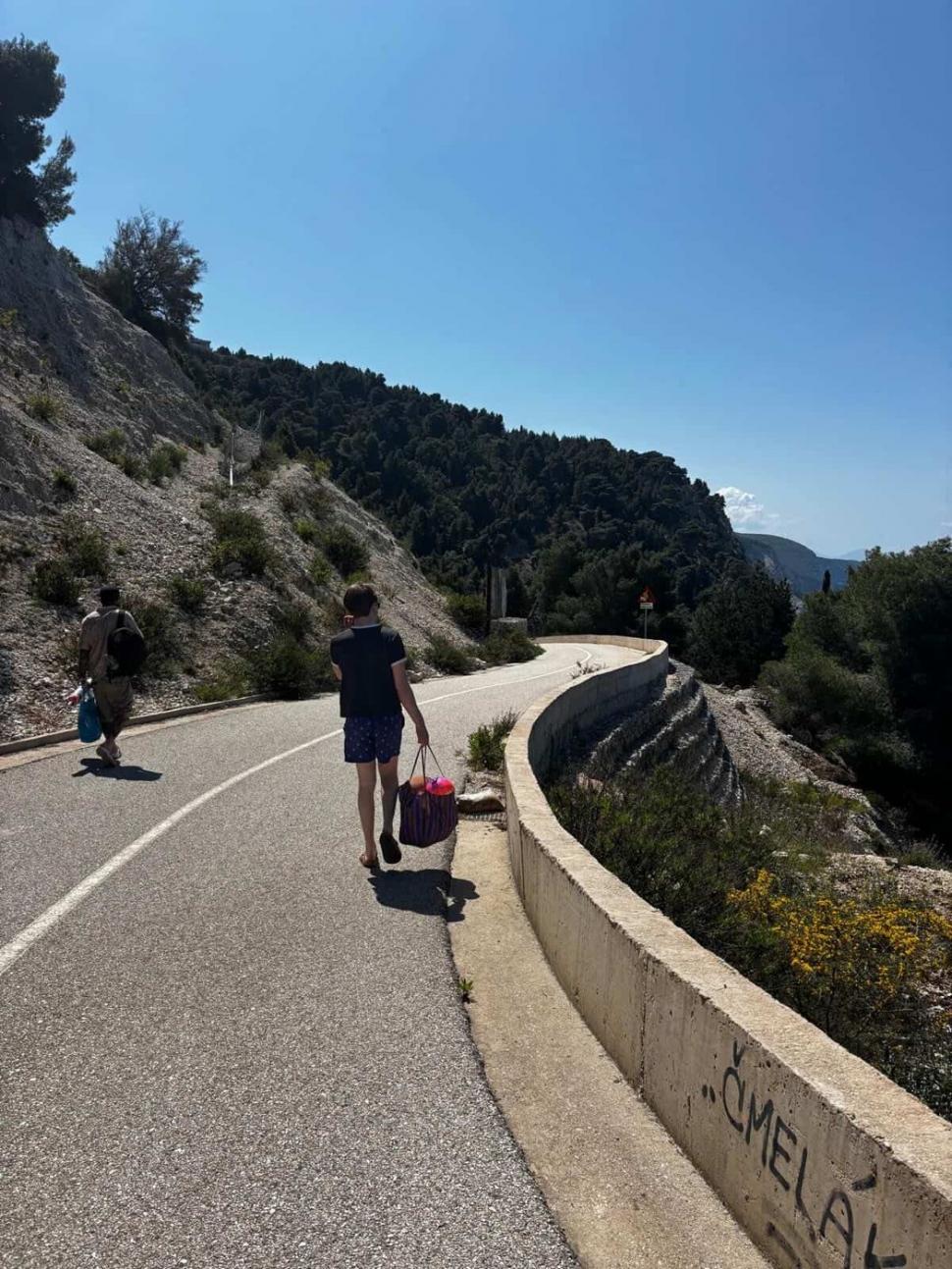 Doi soți au lăsat viața de oraș și s-au mutat într-un sat de pe insula grecească Lefkada: „Cheltuim mai puțin și trăim mult mai bine” 1070800