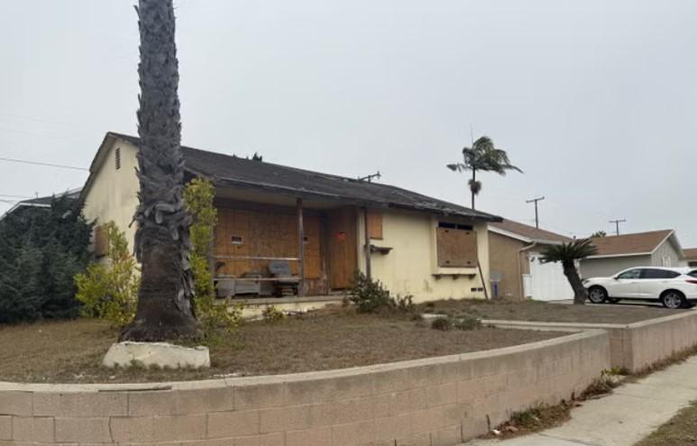O casă mică și dărăpănată, în care nu se poate locui, s-a vândut cu 1 milion de dolari în California: „Este o zonă bună” 1070685