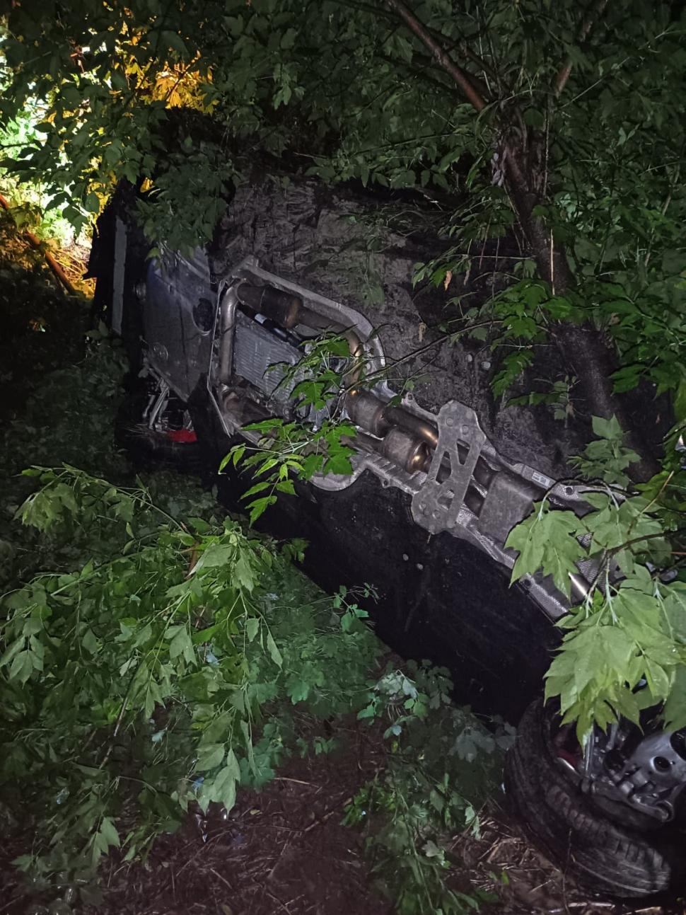 O mașină condusă de un șofer de 20 de ani, în care se aflau doi copii minori, a căzut într-o râpă de 15 metri, în Galați 1070979