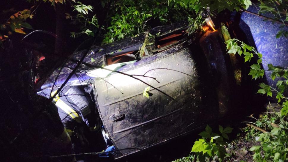O mașină condusă de un șofer de 20 de ani, în care se aflau doi copii minori, a căzut într-o râpă de 15 metri, în Galați 1070980