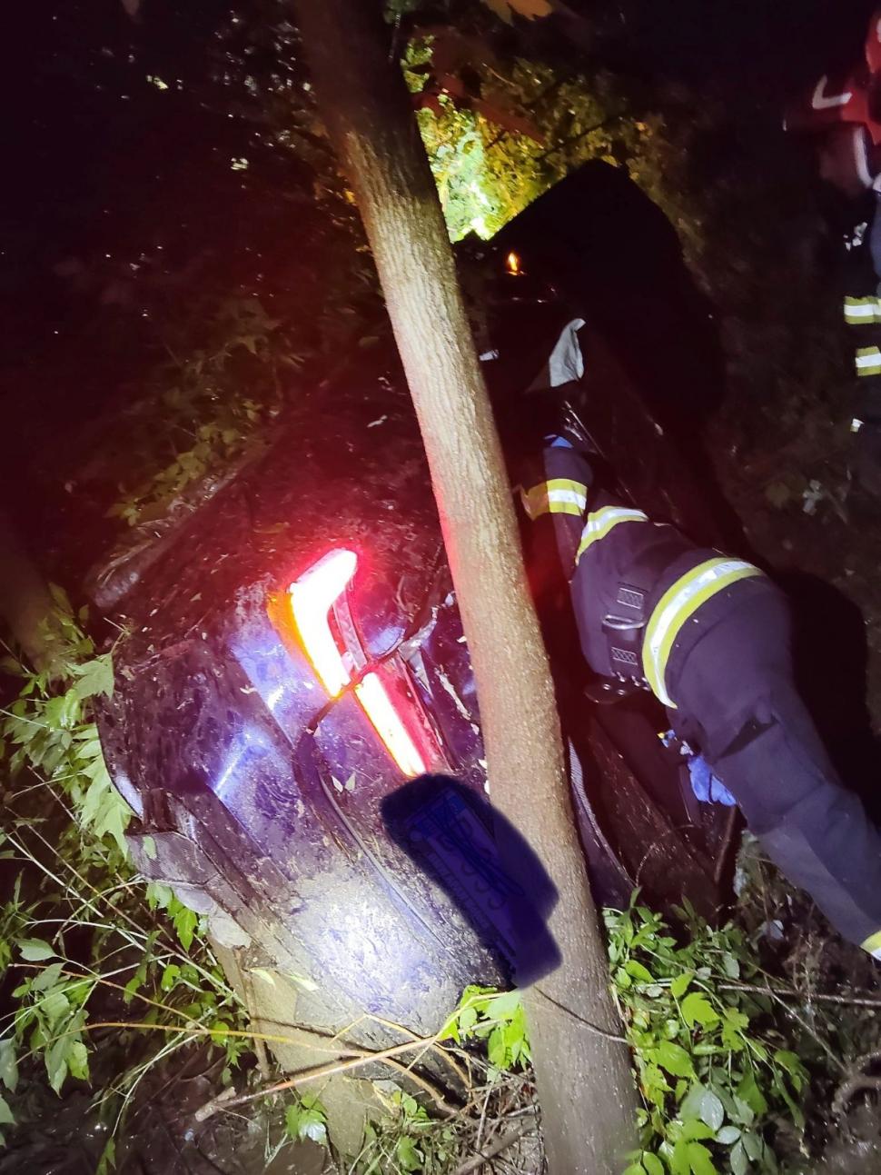 O mașină condusă de un șofer de 20 de ani, în care se aflau doi copii minori, a căzut într-o râpă de 15 metri, în Galați 1070981