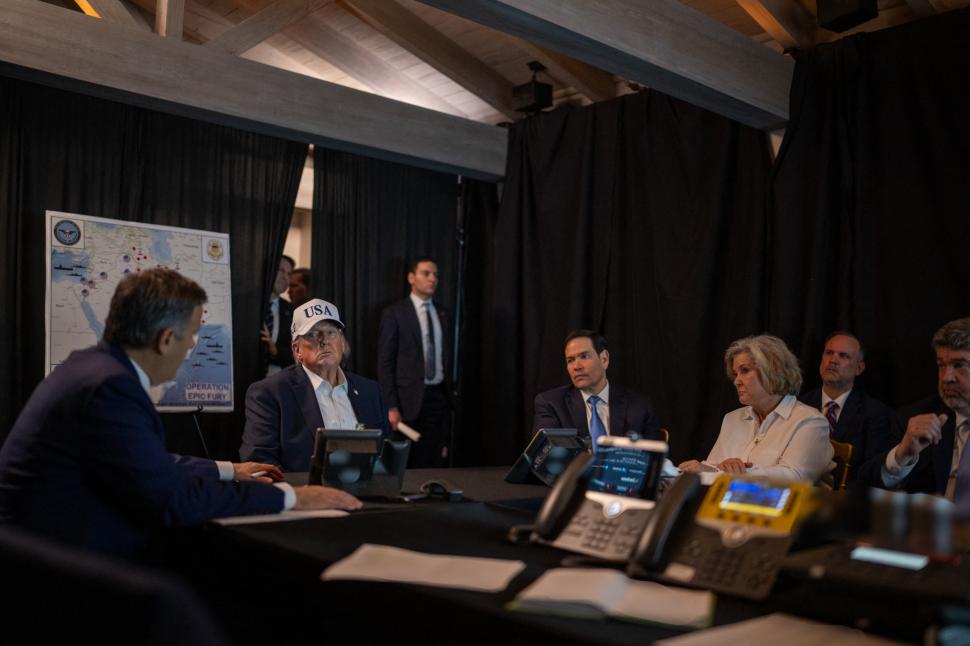 donald trump in situation room cu marco rubio si alti oameni sua