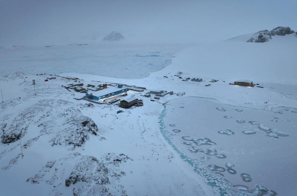 Antarctica este ultima frontieră a arhitecturii. Cine este omul care o proiectează aproape de unul singur 1071507