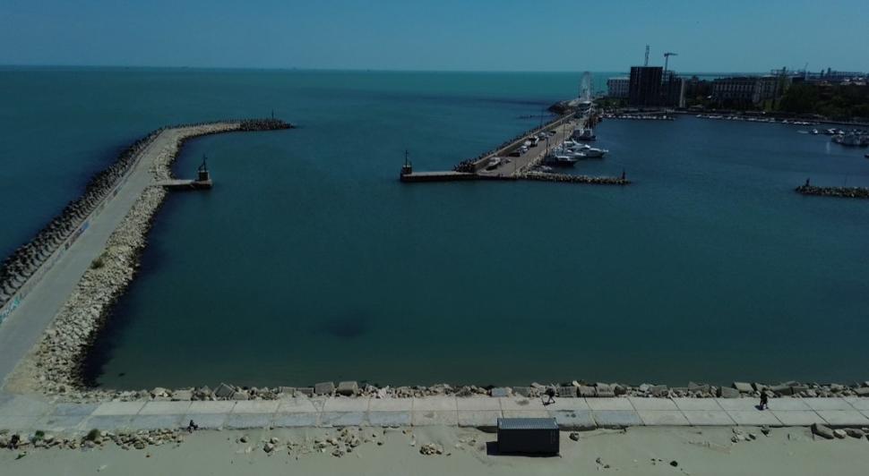 De ce apa Mării Negre este turcoaz, la Constanța. Explicația fenomenului care a transformat litoralul într-un peisaj din Maldive 1071433