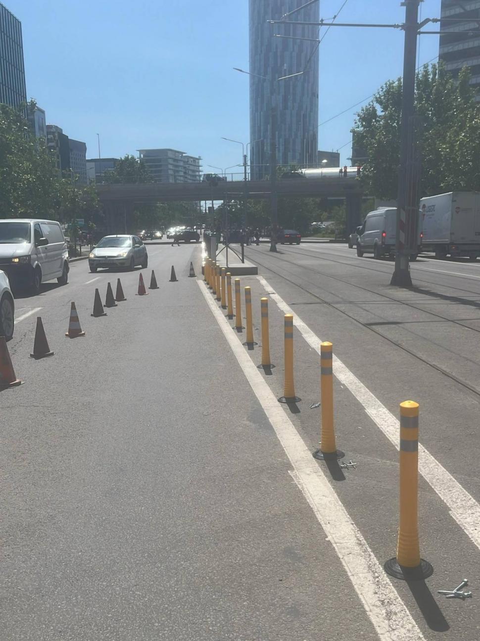 „Fără maşini pe linia 5 de tramvai”: PMB a început să instaleze stâlpișori pe arterele din nordul Bucureștiului. Cât durează lucrările 1071607