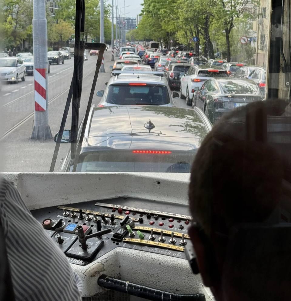 „Fără maşini pe linia 5 de tramvai”: PMB a început să instaleze stâlpișori pe arterele din nordul Bucureștiului. Cât durează lucrările 1071608