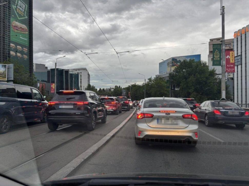 „Fără maşini pe linia 5 de tramvai”: PMB a început să instaleze stâlpișori pe arterele din nordul Bucureștiului. Cât durează lucrările 1071611