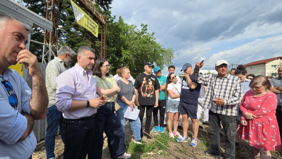 În parcul de aventură Prelungirea Ghencea, oamenii cer de 11 ani șosea și... un parc. Deocamdată au doar „natură vie cu lopată și 4G” 1071726