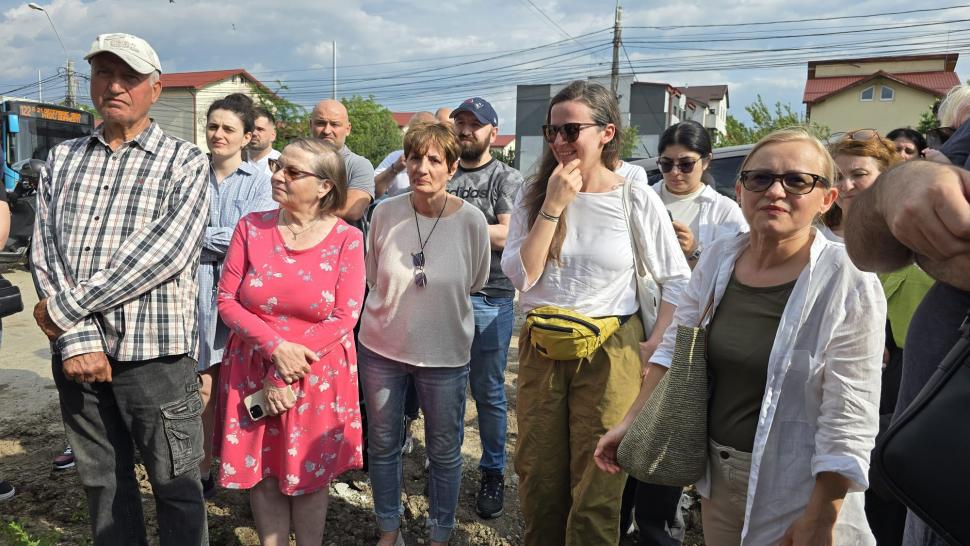 În parcul de aventură Prelungirea Ghencea, oamenii cer de 11 ani șosea și... un parc. Deocamdată au doar „natură vie cu lopată și 4G” 1071727