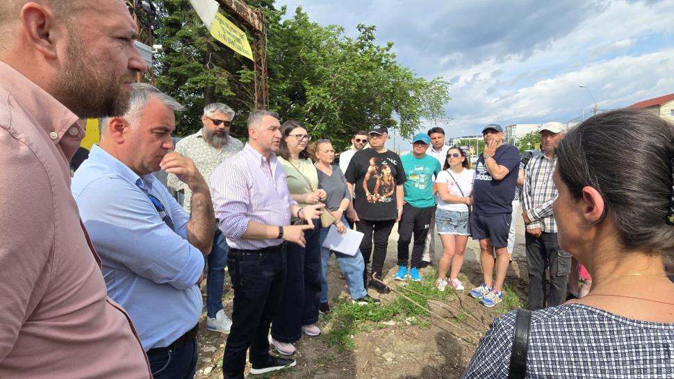 În parcul de aventură Prelungirea Ghencea, oamenii cer de 11 ani șosea și... un parc. Deocamdată au doar „natură vie cu lopată și 4G” 1071731