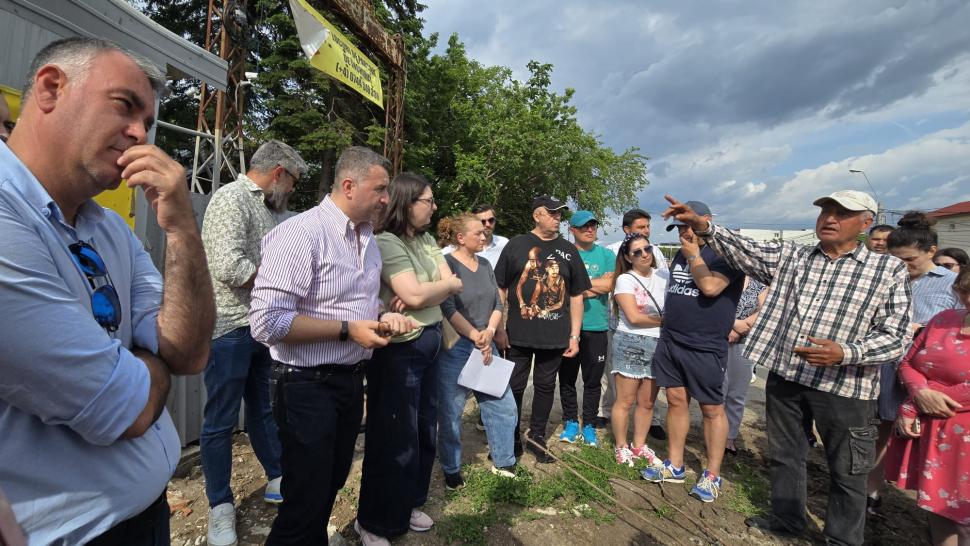 În parcul de aventură Prelungirea Ghencea, oamenii cer de 11 ani șosea și... un parc. Deocamdată au doar „natură vie cu lopată și 4G” 1071734