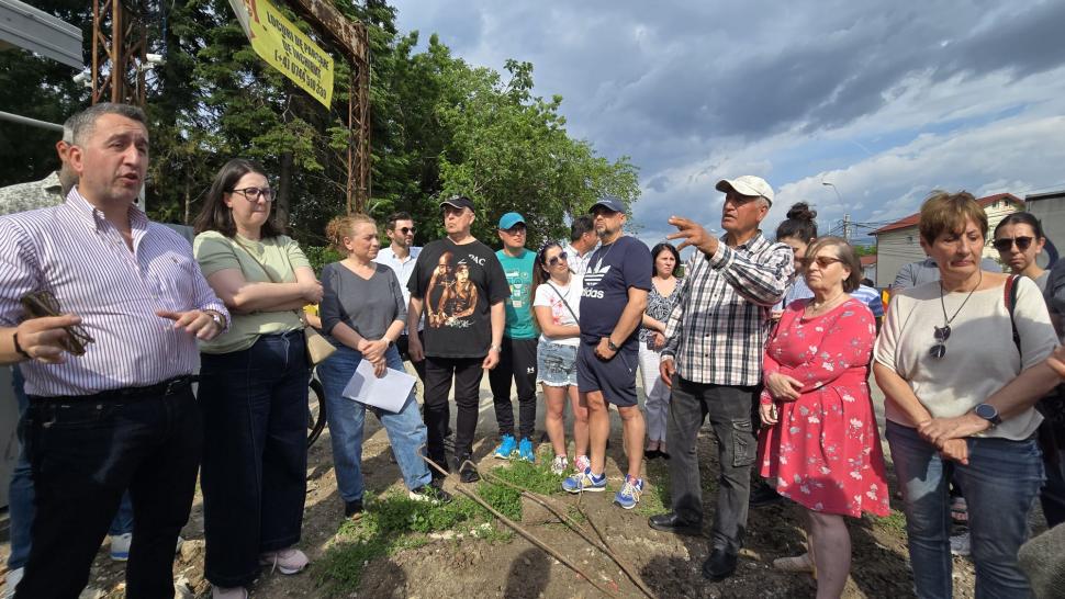 În parcul de aventură Prelungirea Ghencea, oamenii cer de 11 ani șosea și... un parc. Deocamdată au doar „natură vie cu lopată și 4G” 1071735