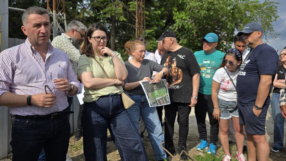 În parcul de aventură Prelungirea Ghencea, oamenii cer de 11 ani șosea și... un parc. Deocamdată au doar „natură vie cu lopată și 4G” 1071745