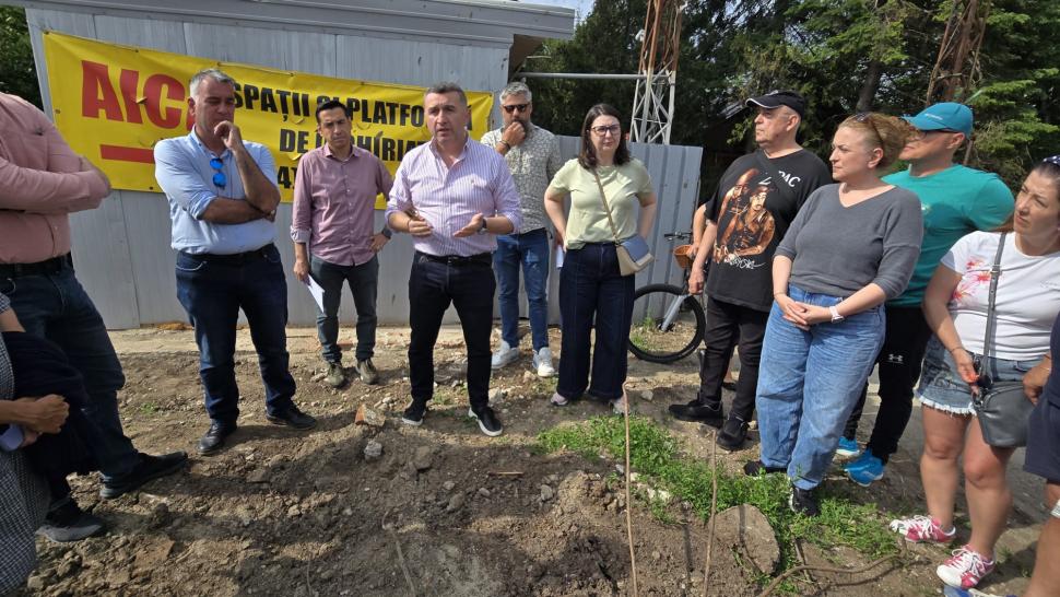 În parcul de aventură Prelungirea Ghencea, oamenii cer de 11 ani șosea și... un parc. Deocamdată au doar „natură vie cu lopată și 4G” 1071747
