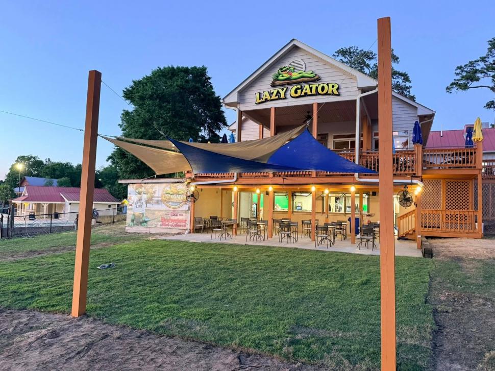 O femeie a murit pe loc după ce a fost lovită de o umbrelă de soare, în timp ce lua masa cu soțul ei, pe terasa unui restaurant din SUA 1071621