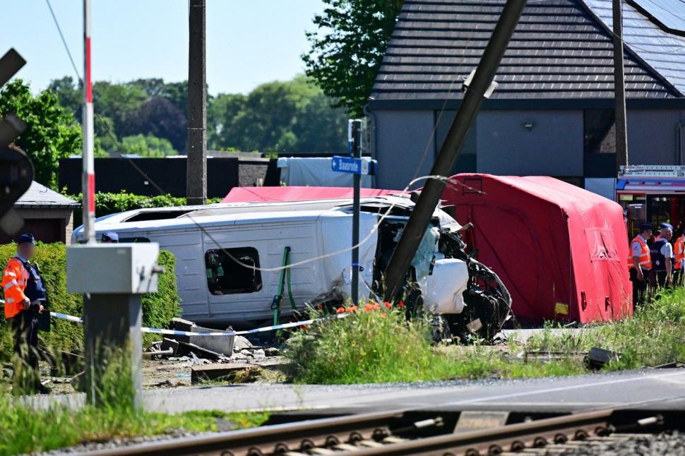 Un tren a lovit un autobuz școlar în Belgia. Sunt patru morți, între care doi copii 1071660