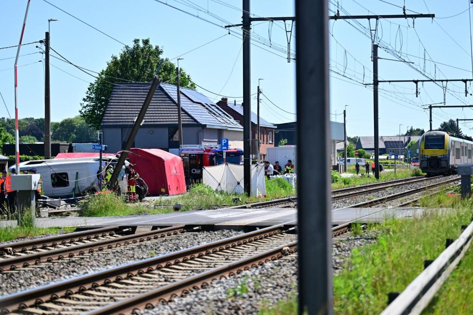 Un tren a lovit un autobuz școlar în Belgia. Sunt patru morți, între care doi copii 1071662