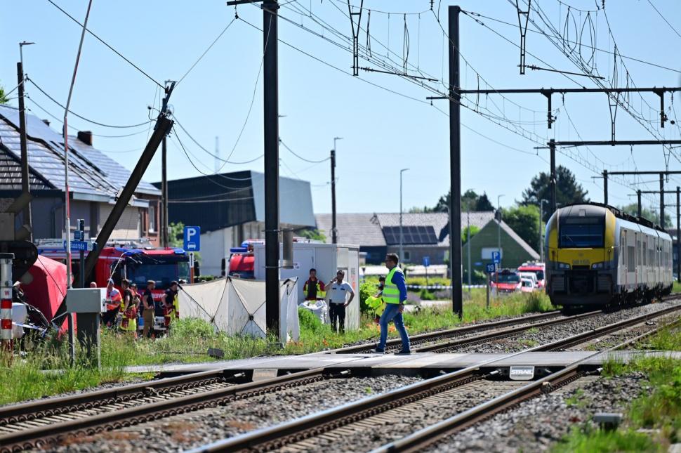 Un tren a lovit un autobuz școlar în Belgia. Sunt patru morți, între care doi copii 1071663