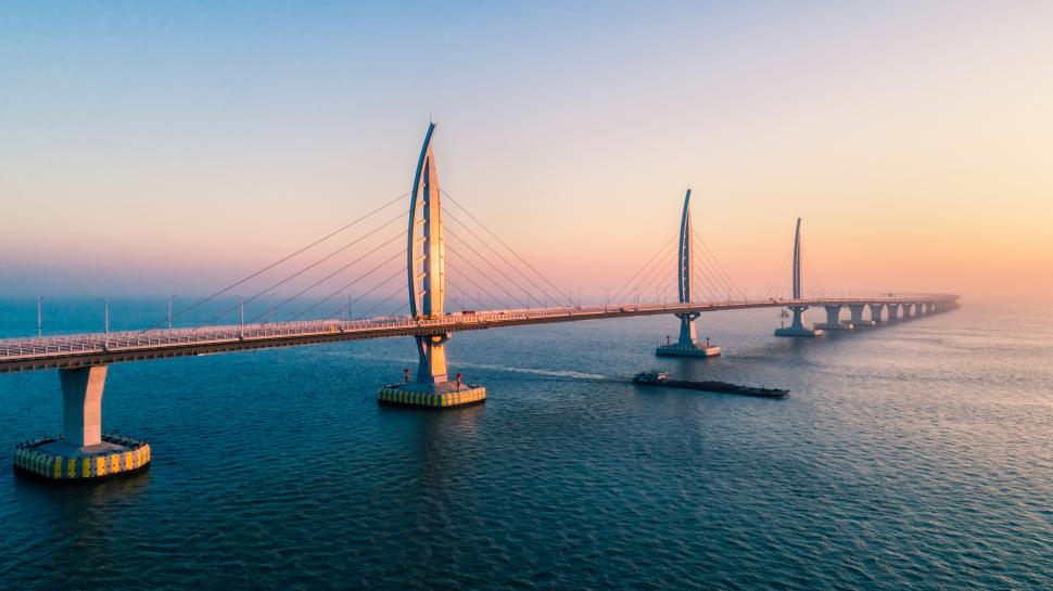 Cel mai lung pod maritim din lume are 55 de kilometri lungime și rezistă la cutremure. Chinezii l-au făcut în 9 ani 1072115