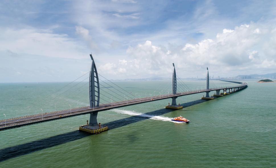 Cel mai lung pod maritim din lume are 55 de kilometri lungime și rezistă la cutremure. Chinezii l-au făcut în 9 ani 1072119