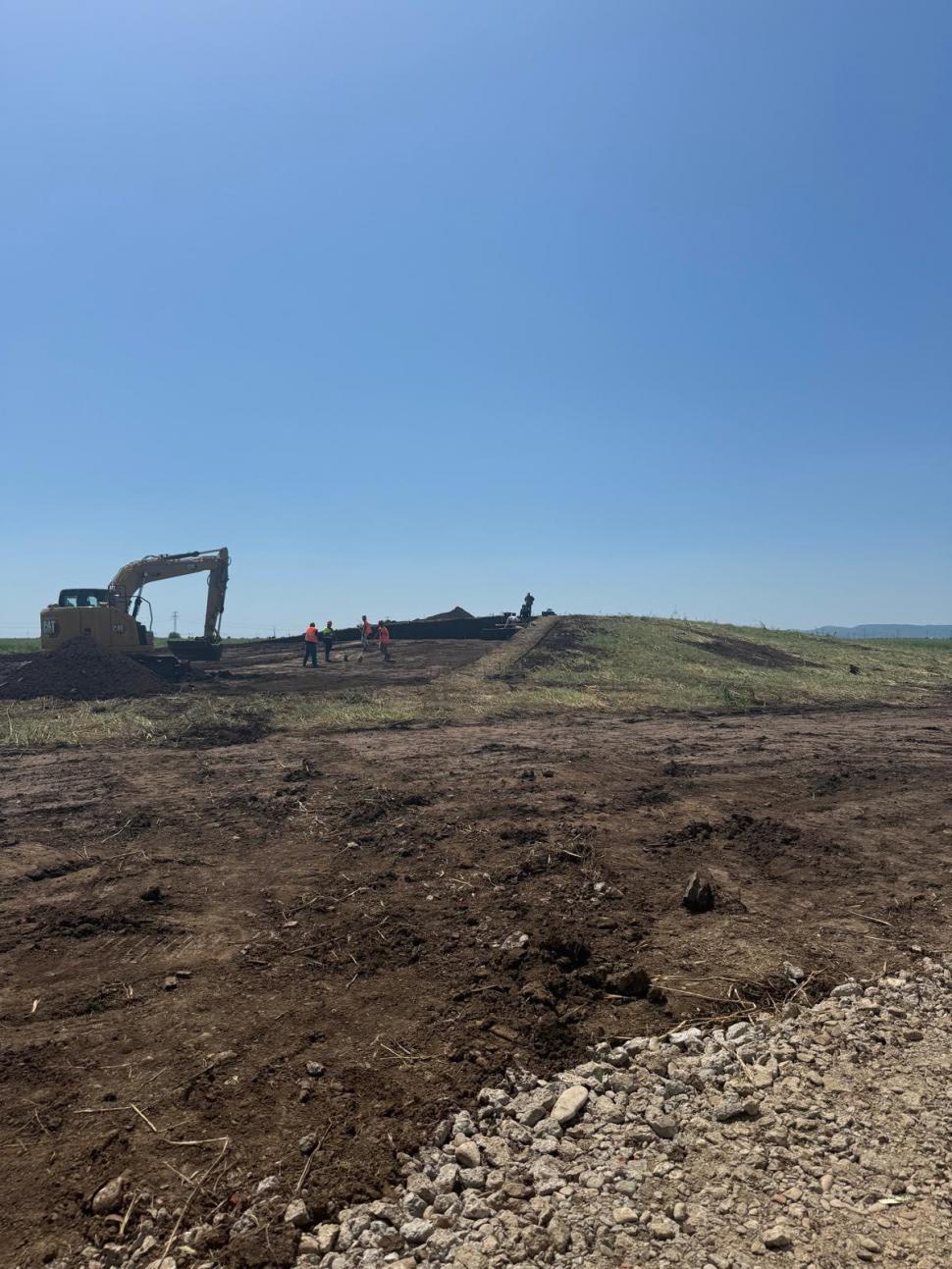 Descoperire arheologică neașteptată, pe şantierul unui pasaj peste DN1: Un mormânt vechi de 5.000 de ani a fost găsit într-un tumul 1071952