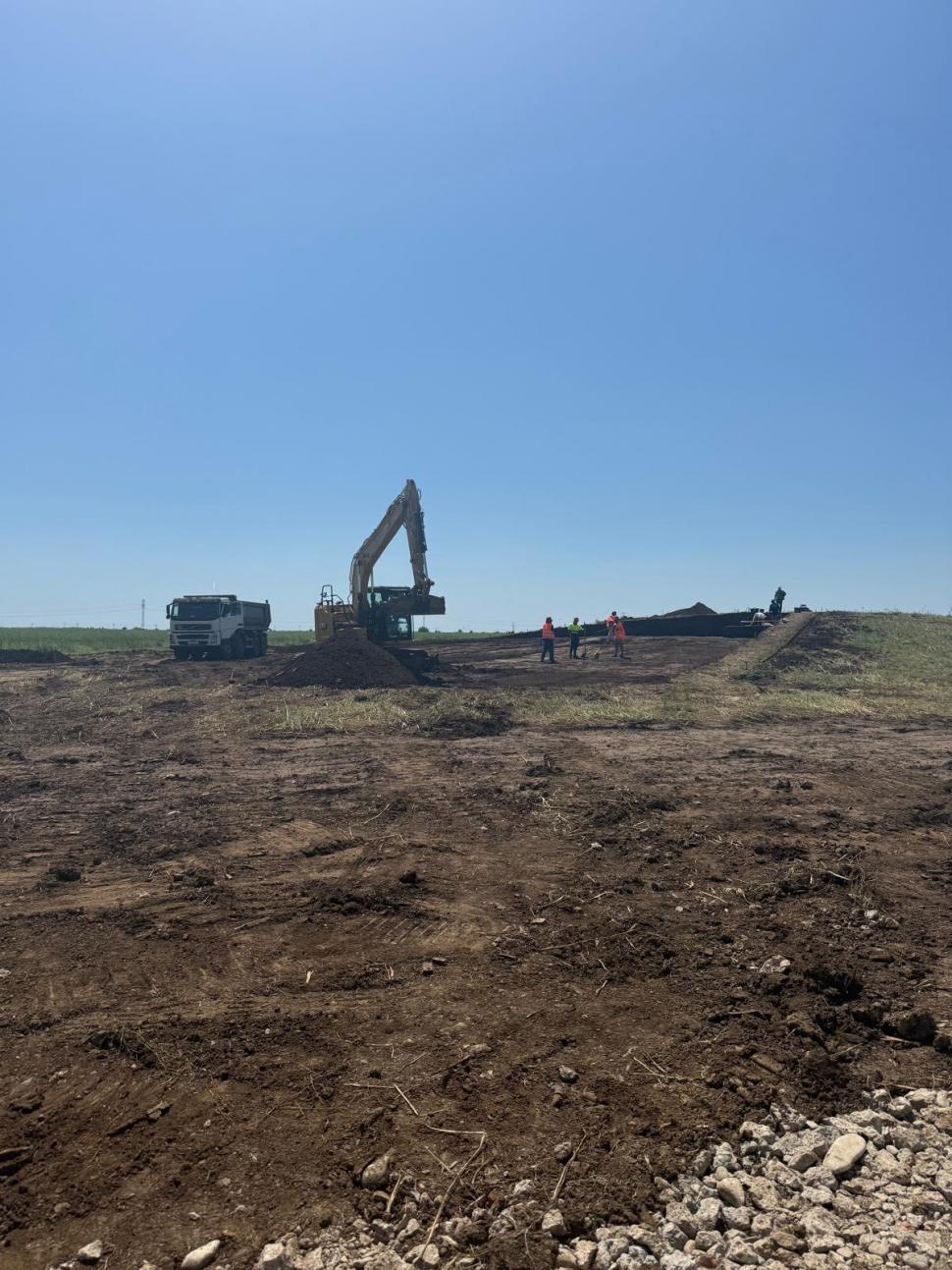 Descoperire arheologică neașteptată, pe şantierul unui pasaj peste DN1: Un mormânt vechi de 5.000 de ani a fost găsit într-un tumul 1071953