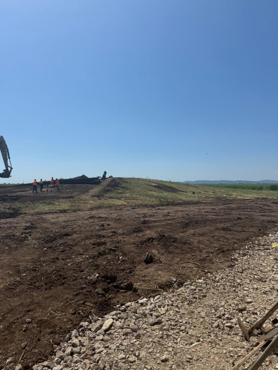 Descoperire arheologică neașteptată, pe şantierul unui pasaj peste DN1: Un mormânt vechi de 5.000 de ani a fost găsit într-un tumul 1071954