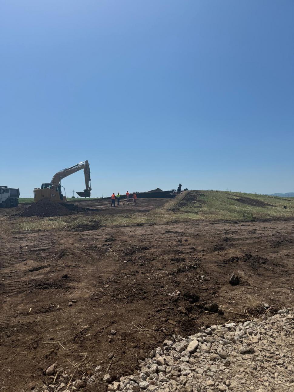 Descoperire arheologică neașteptată, pe şantierul unui pasaj peste DN1: Un mormânt vechi de 5.000 de ani a fost găsit într-un tumul 1071955