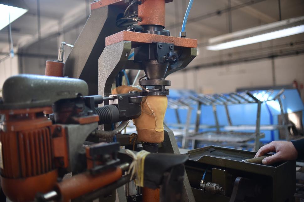 O renumită fabrică de încălțăminte din România va fi transformată într-un hub modern de afaceri. A fost cea mai mare din Europa de Est 1072088