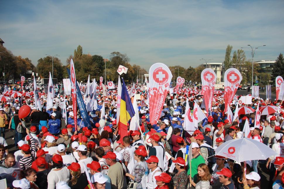 Legea salarizării apasă butonul revoltelor. Asistenții medicali sunt în stradă, protest la ANAF și Trezorerie. Vămile amenință cu greva 1072232