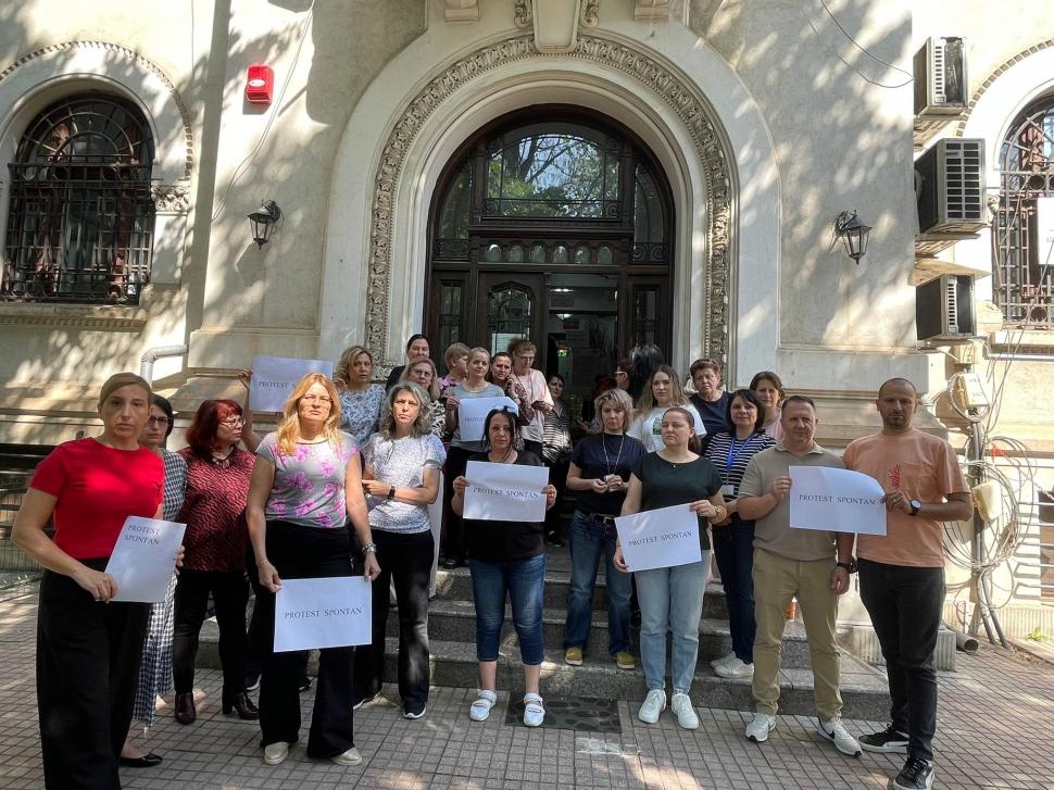 Legea salarizării apasă butonul revoltelor. Asistenții medicali sunt în stradă, protest la ANAF și Trezorerie. Vămile amenință cu greva 1072272