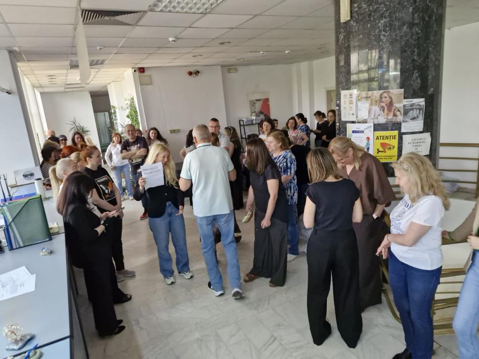 Legea salarizării apasă butonul revoltelor. Asistenții medicali sunt în stradă, protest la ANAF și Trezorerie. Vămile amenință cu greva 1072273