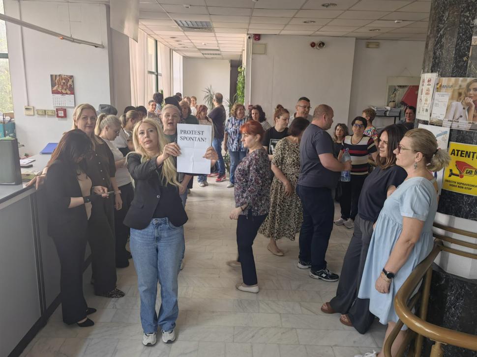 Legea salarizării apasă butonul revoltelor. Asistenții medicali sunt în stradă, protest la ANAF și Trezorerie. Vămile amenință cu greva 1072274
