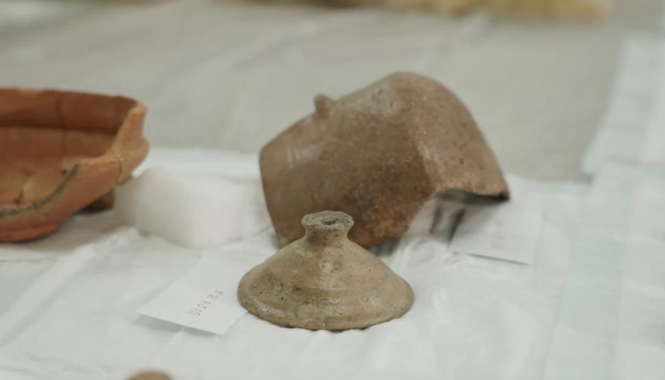 Descoperire arheologică de tezaur: Un vas medieval, plin cu aur, argint și bijuterii cu nestemate, a fost găsit pe un drum spre Mecca 1072310