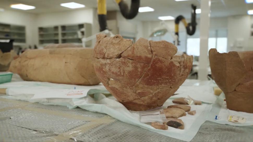 Descoperire arheologică de tezaur: Un vas medieval, plin cu aur, argint și bijuterii cu nestemate, a fost găsit pe un drum spre Mecca 1072312